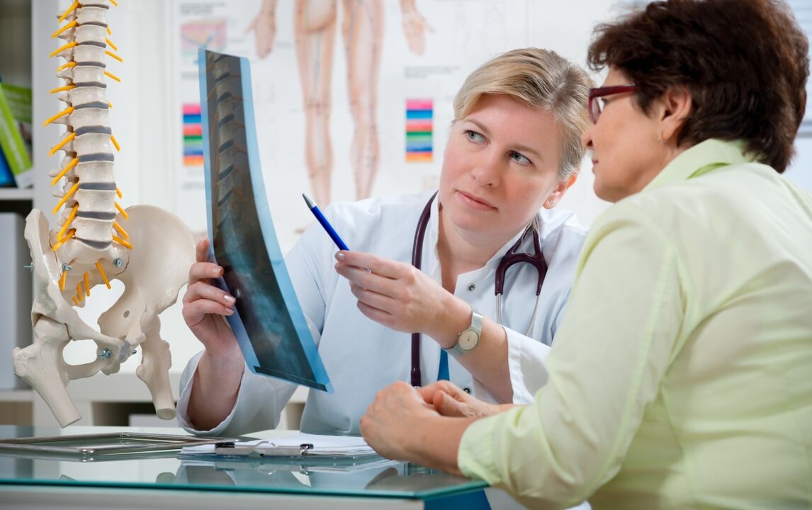 lekarz wydaje zalecenia dotyczące osteochondrozy szyjnej